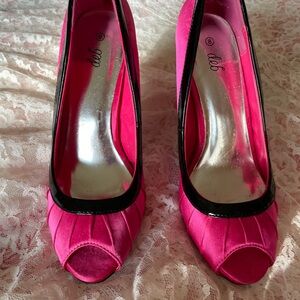 Deb Fuchsia Peep-Toe 4” Heels with Black Patent Trim
Size 8